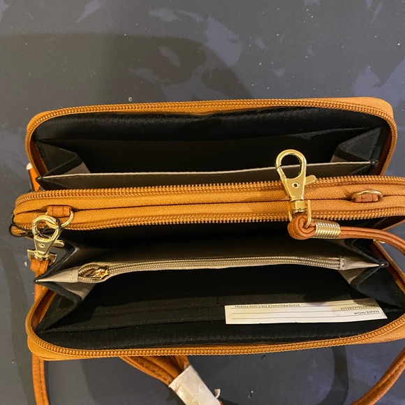 NWT Crossbody purse/ clutch - Picture 4 of 5